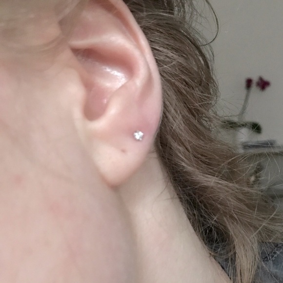 🤍Single solitary diamond stud. 2mm approximately - Picture 2 of 7